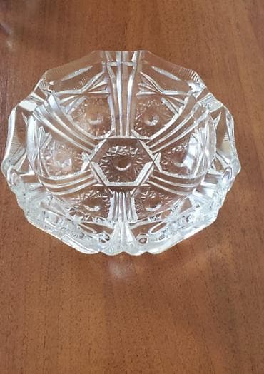 Хрустальная пепельница (чешский хрусталь)с глубоким гранёным узором at lalafo.kg Хрустальная пепельница (чешский хрусталь)с глубоким гранёным узором