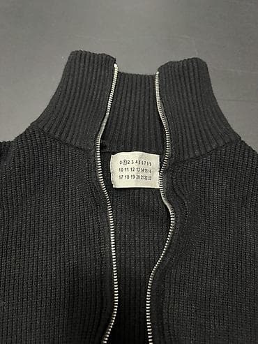 Свитера: Черный вязаный кардиган на молнии Maison Margiela
Размер m — 1