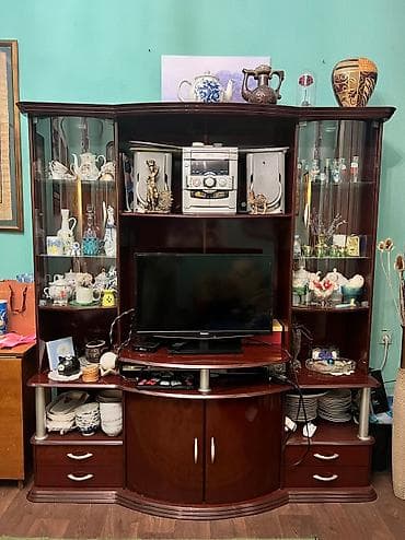 Продаю шкаф горку. В хорошем состоянии. 15000 сом( торг есть) высота