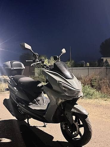 скутер матор: Скутер Benelli 250 (надпись на боковой панели). Городской макси-скутер — 1