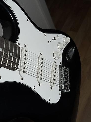 squier: Оригинальная Электрогитара Squier Stratocaster в классическом черном — 2
