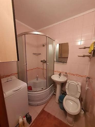 1 бөлмө, Кыймылсыз мүлк агенттиги, Жарым -жартылай эмереги бар