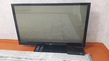 Телевизор LG с плоским экраном, диагональ ориентировочно 43 дюймов