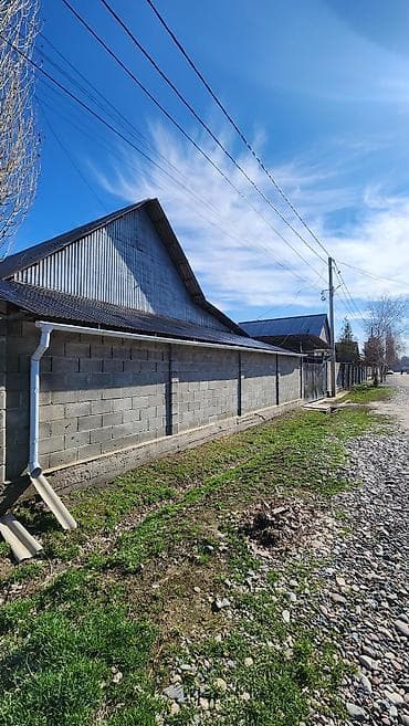 продаю связи с переездом: 🏡 Срочно продается дом в ж/м Ак-Босого, г. Бишкек Продается уютный — 1