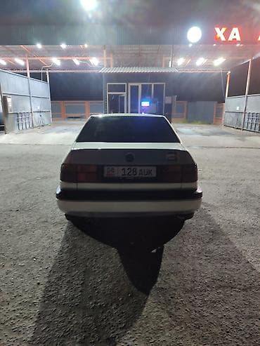 Транспорт: Volkswagen Vento: 1992 г., 1.8 л, Кол менен иштөөчү, Бензин, Седан — 2