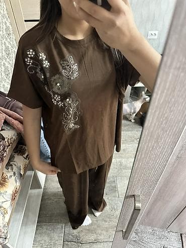 ак халат: Женский комплект из трикотажа: свободная футболка + широкие брюки. - — 2