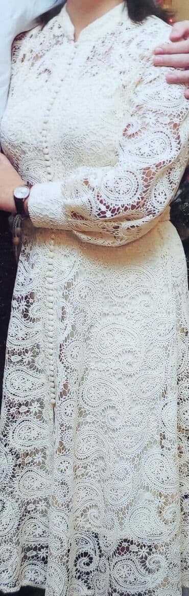 коктейльное платье большого размера: Ажурное кружевное платье цвета айвори. Размер 48/50 - Силуэт — 2