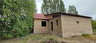 дом с кок жар: Продаётся строение на участке с зелёными деревьями и свободной — 2