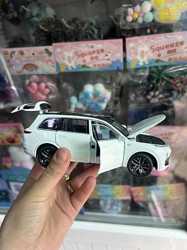 машина оюнчук: Игрушечная модель автомобиля SUV (масштаб примерно 1:32) - Материал — 3