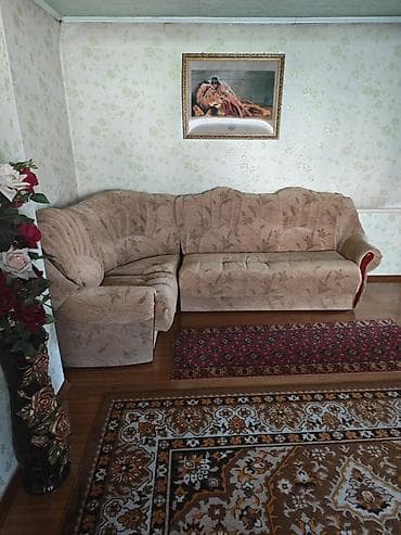 Угловой мягкий диван с обивкой из велюровой ткани бежево-песочного