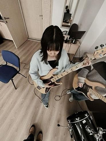 Гитары: Электрогитара (тип Strat) натурального цвета - Корпус из светлого — 1