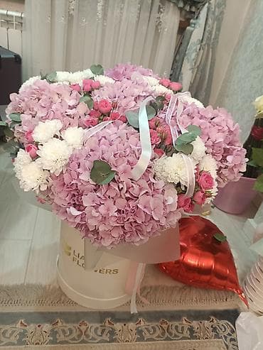 домина: Большая цветочная композиция в шляпной коробке Liana Flowers. Состав — 3
