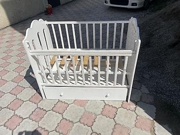 качан: Манеж керебет, Колдонулган, Комоду менен, Жыгач — 3