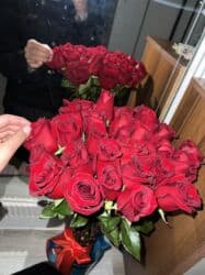питы: Букет из красных роз(есть уступка) тел: - Состав: крупные бархатные — 2