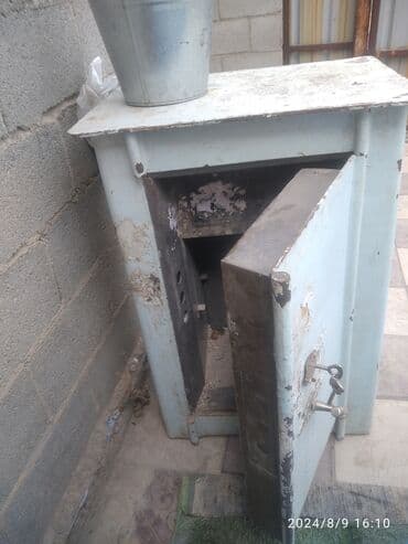 Металлический сейф напольный с ключевым замком. - Материал: сталь