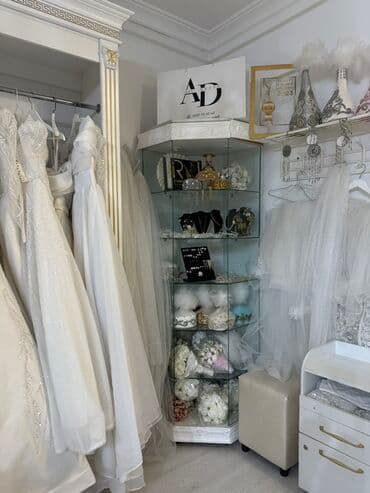 стеклянный медицинский шкаф: Угловой стеклянный шкаф с белой рамой, идеально подходит для — 2