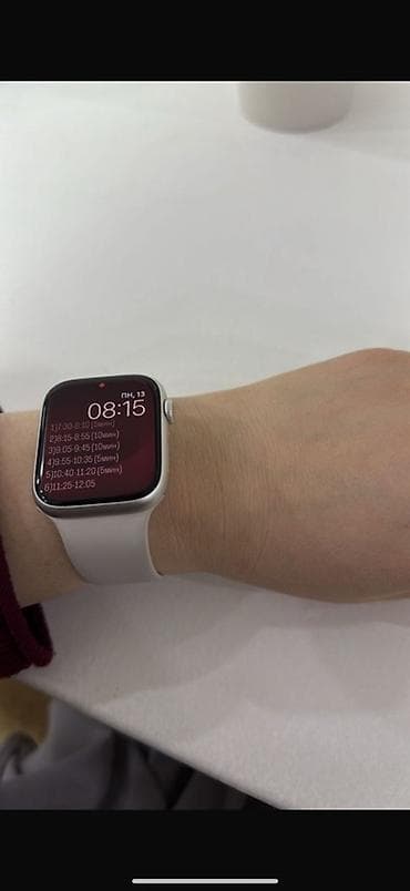 Смарт‑часы Apple Watch с прямоугольным экраном и бежевым спортивным