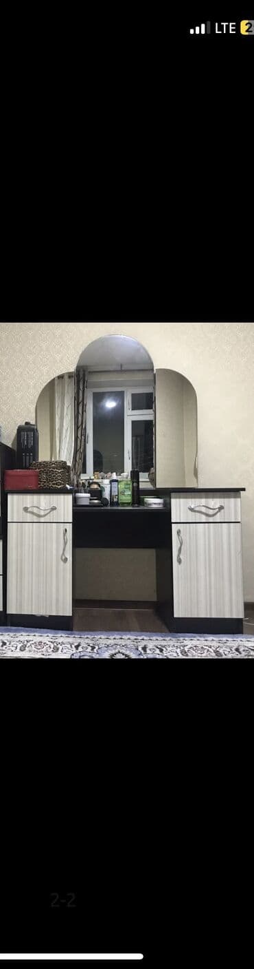 туалетный столик с зеркалом на заказ: Туалетный столик, Б/у, С зеркалом, цвет - Черный, ЛДСП — 1