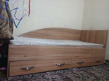 Односпальная кровать с матрасом и тумбой-спинкой, выполненная под