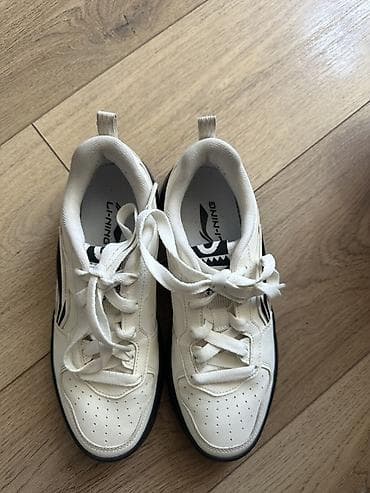 красовка лининг: Продаю уни Кроссовки Li-Ning, белые с чёрной подошвой и чёрными — 1