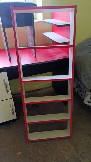 ящики для ключей: Маникюрный стол и полка для лаков 
Две табуретки — 3