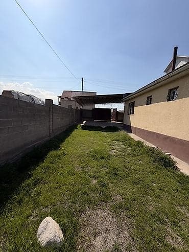 сдаю дом на длительный срок: Продается жилой дом с участком. - Дом капитальный, 1,5–2 этажа, фасад — 6