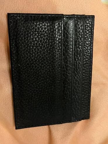 карт: Тонкий кардхолдер из черной фактурной кожи. - Формат: вертикальный — 4