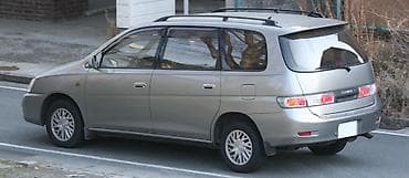 Toyota Gaia 2002 (минивэн) - Кузов: 5‑дверный минивэн, серебристый