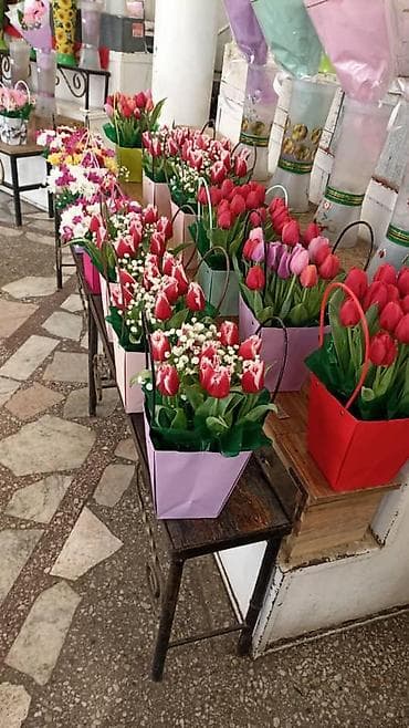 цветы на 8 марта: Подарочные цветочные композиции в коробках-сумочках. - Формат — 2