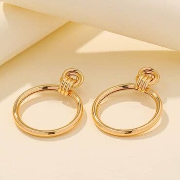 свадебное платья для беременных: Серьги У в виде крупных золотистых колец с узловым креплением у — 2