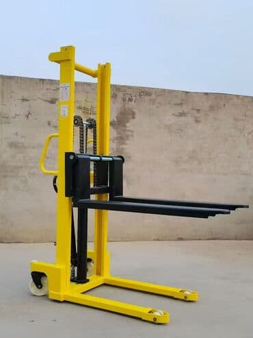 подъёмник на сто: Электрическая лебедка с красным корпусом и серым двигателем — 9