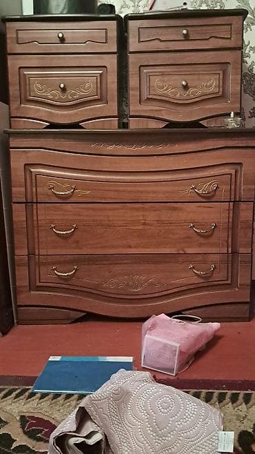 спальные гарнитура: Спальный гарнитур в классическом стиле, оттенок тёплый орех, резные — 5