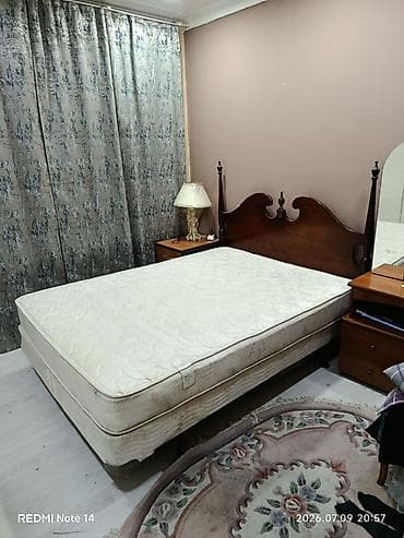 sofa bed: Деревянная двуспальная кровать с высоким изголовьем в классическом — 1