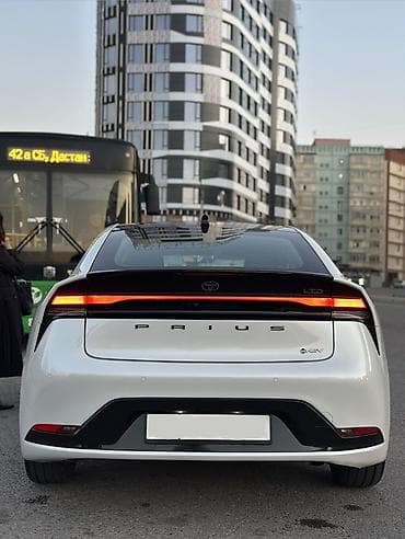 машины цены: Toyota Prius: 2023 г., 2 л, Гибрид, Лифтбек — 4