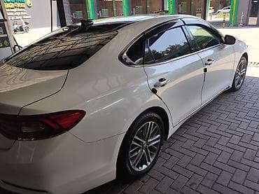 geely e5: Седан бизнес-класса, белый цвет, 4 двери. Просторный салон с мягкой — 1
