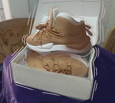 Высокие кроссовки в карамельно‑коричневом цвете. Размер на коробке 44