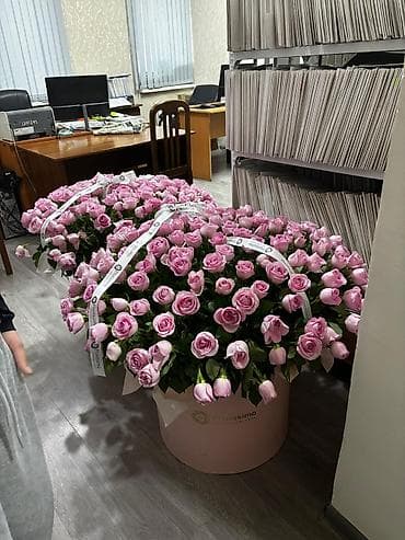 Большие композиции из розовых роз в шляпных коробках Florissimo. -