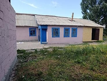 Үйлөр: Дом с участком. Одноэтажный дом сельского типа с двускатной крышей из — 1