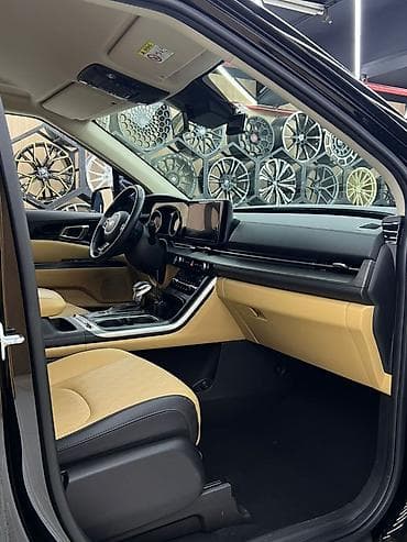 vw sharan: Kia Carnival (KA4) — просторный 7-местный минивэн в черном цвете с — 2