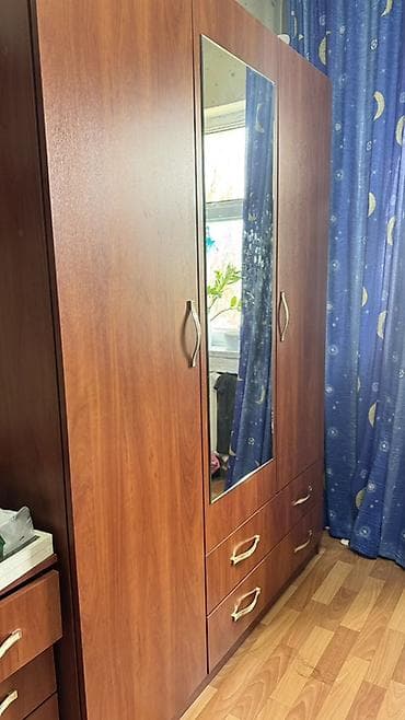 Трёхдверный шкаф-купе/распашной из ЛДСП под тёмный орех с центральным