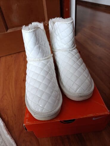 Продается угги в отличном состоянии практически не носилась. Обувь для