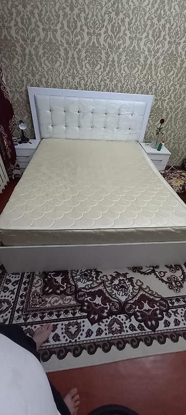 queen: Двуспальная кровать с изголовьем + матрас. С тумбочкой - Размер — 1