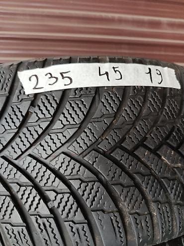 Шина 235/45 R19 - Размер: 235/45 R19 (указан на фото). - Сезонность