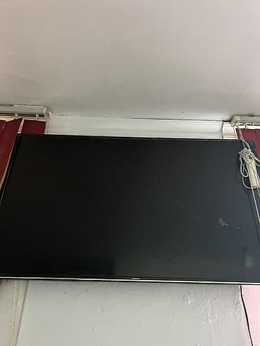 Телевизор Hisense, диагональ ориентировочно 50–55". Тонкие рамки