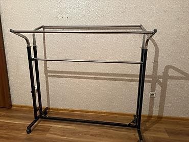 Напольная стойка-вешалка для одежды на колесах добротная б/у в