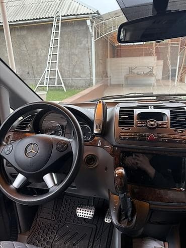ниже: Mercedes-Benz Viano: 2010 г., 3 л, Автомат, Дизель, Минивэн — 5