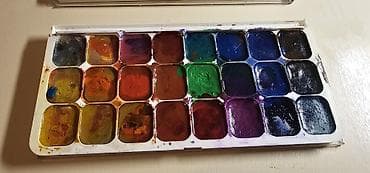 Набор акварельных красок б/у совсем немного крышечка от них не at lalafo.kg Набор акварельных красок б/у совсем немного крышечка от них не