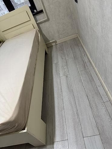 Комплекты столов и стульев: Односпальная кровать с высоким изголовьем, цвет — кремовый/молочный — 1