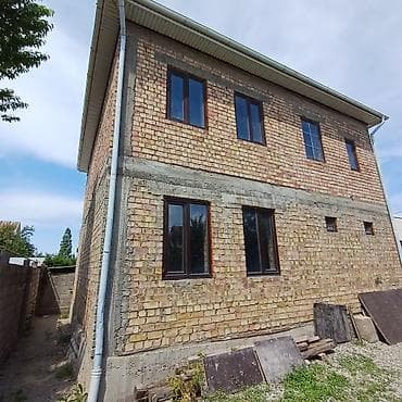 1 bedroom: Продаётся двухэтажный кирпичный дом с приусадебным участком. Общая — 5