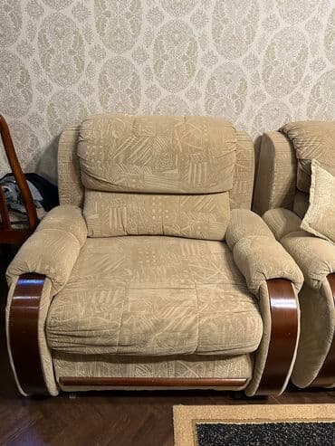 диван два кресла столик: Продаю мягкую мебель, отделка по бокам из красного дерева — 5